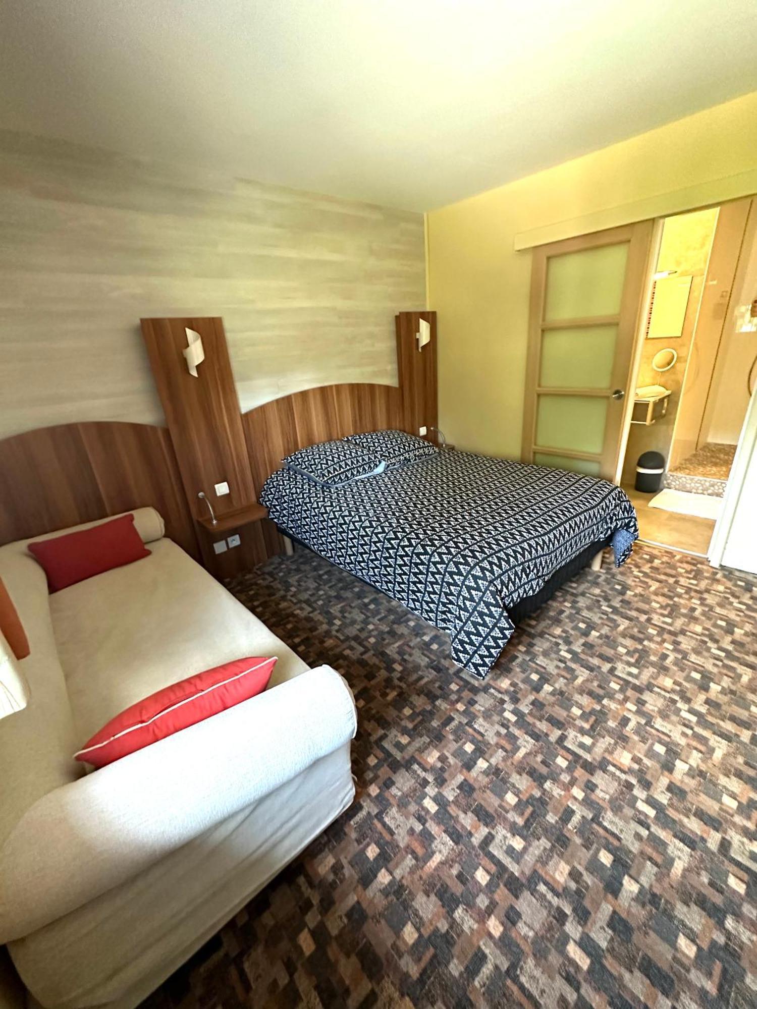 Hotel Roc Land Les Portes du Coglais Exteriör bild